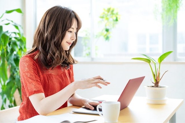 バレない副業でお金を稼ぐ女性