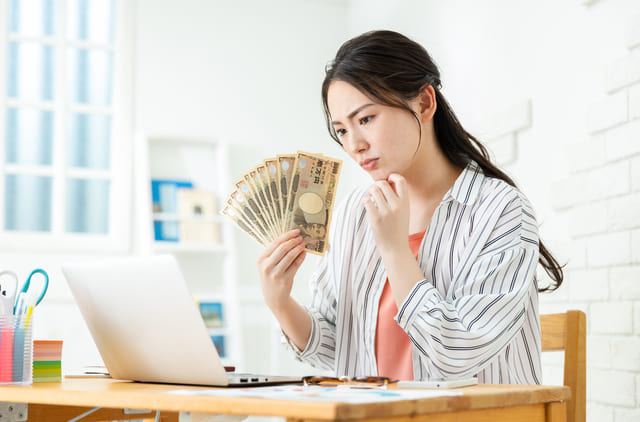 給料月10万円のパートの主婦女性