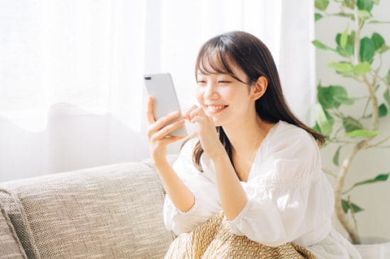 アコムでお金を借りる女性