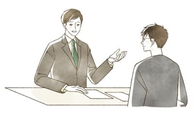 クレジットカードの契約をしている男性